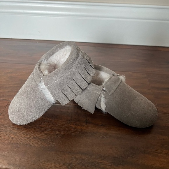 Monkey Feet Cozy Gray Suede Baby Booties/moccasins- Size 18-24 months - Picture 3 of 6
